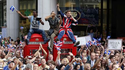 Des spectateurs londoniens venus assister à la parade des athlètes britanniques après les Jeux olympiques et paralympiques, le 10 septembre 2012. (STEFAN WERMUTH / POOL / AFP)