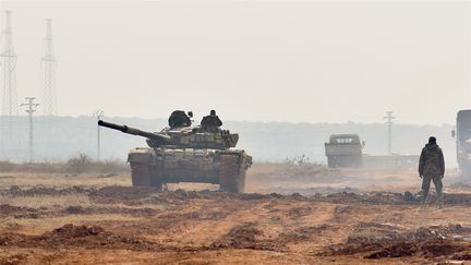 Le&nbsp;tank d'une milice pro-gouvernementale se déplace dans la ville d'Alep, le 11 décembre 2016 en Syrie. (YANG ZHEN / NURPHOTO / AFP)