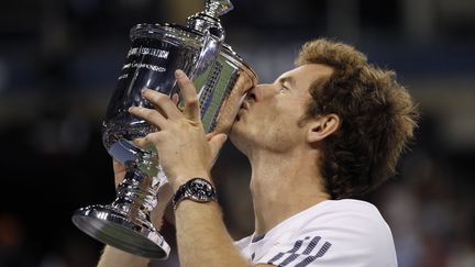 Andy Murray embrasse son troph&eacute;e apr&egrave;s avoir battu Novak Djokovic en finale de l'US Open, &agrave; New York, le 10 septembre 2012.&nbsp; (ADAM HUNGER / REUTERS )