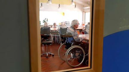 Les résidents de l'Ehpad Jacques Barat-Dupont, à Sommedieue&nbsp;(Meuse), dans le hall de l'établissement, le 27 juillet 2020. (VALENTIN DUNATE / RADIO FRANCE)