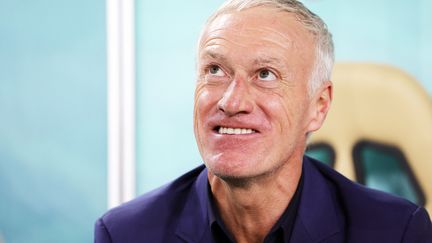 Didier Deschamps sur son banc, lors du huitième de finale de Coupe du monde entre la France et la Pologne, le 4 décembre 2022. (SEBASTIAN EL-SAQQA / AFP)