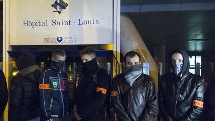 Des policiers manifestent devant l'hôpital Saint-Louis à Paris, le 19 octobre 2016, où est pris en charge leur collègue grièvement blessé.&nbsp; (GEOFFROY VAN DER HASSELT / AFP)