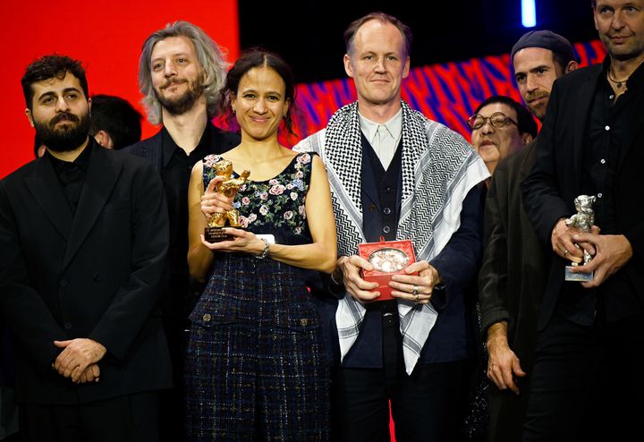 24 février 2024 : la réalisatrice Mati Diop (3e en partant de la gauche) aux côtés d'autres lauréats et membres du jury lors de la cérémonie de remise des prix, au Berlinale Palast (Berlin), après avoir reçu un Ours d'or pour "Dahomey". (DPA / PICTURE ALLIANCE / GETTY)