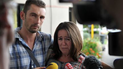 Les parents de Titouan, un&nbsp;b&eacute;b&eacute; grand pr&eacute;matur&eacute;, devant le CHU de Poitiers, le 16 septembre 2014. (GUILLAUME SOUVANT / AFP)