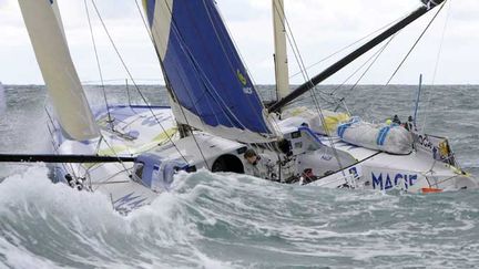 François Gabart sur son bateau Macif plus très loin des Sables-d'Olonne