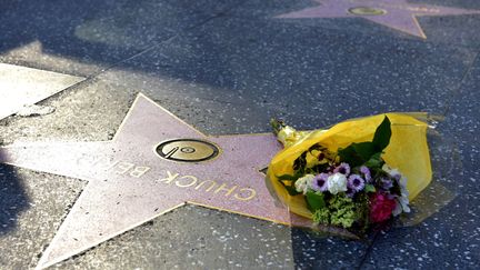 Des fleurs on été déposées sur l'étoile de Chuck Berry sur Hollywood Boulevard à Los Angeles (Etats-Unis), le 18 mars 2017. (RODIN ECKENROTH / GETTY IMAGES NORTH AMERICA / AFP)