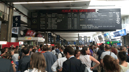 &nbsp; (Des voyageurs bloqués gare Montparnasse ce vendredi © Radio France - Noémie Bonnin)