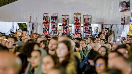 Des manifestants israéliens appellent au retour des otages détenus par le Hamas, le 21 décembre 2024, à Tel-Aviv. (ORI AVIRAM / MIDDLE EAST IMAGES / AFP)