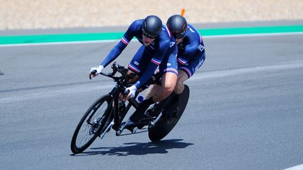 Alexandre Lloveras et son pilote Corentin Ermenault. (Jean-Baptiste Benavent / Bleus Handisport)