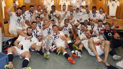 L'équipe d'Angleterre pose avec le trophée du Tournoi des six&nbsp;nations dans les vestiaires du Stade de France, après un succès 31-21 contre la France, à Saint-Denis, le 19 mars 2016. (DAVID ROGERS - RFU / THE RFU COLLECTION)