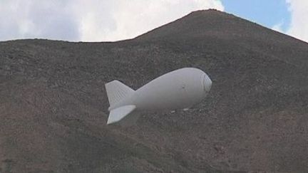 Un ballon de surveillance flotte au dessus d'une base américaine en Afghanistan (FTV)