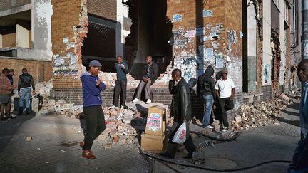 Avec des portraits, des paysages et des natures mortes, le photographe s'interroge sur la complexité de l'identité sud-africaine post-apartheid et tente d'évaluer "le fossé qui sépare les idéaux d'une société et sa réalité". A la Fondation Cartier-Bresson, il aborde les thèmes de la colonisation, de la diversité raciale et des disparités économiques. Du 14 janvier au 26 avril 2015. Ici, Hilbrow, 2013
 (Pieter Hugo, courtesy Galerie Stevenson, Le Cap / Johannesburg et Yossi Milo, New York)