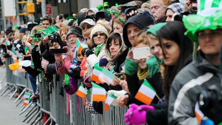 Des passants attendent la traditionnelle parade de la Saint Patrick &agrave; New York (Etats-Unis), le 16 mars 2013. (PETER FOLEY / MAXPPP)