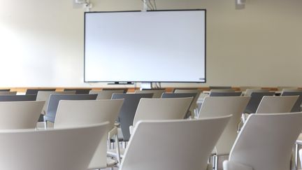 Une salle de conférence. Photo d'illustration. (LEYLA VIDAL / MAXPPP)