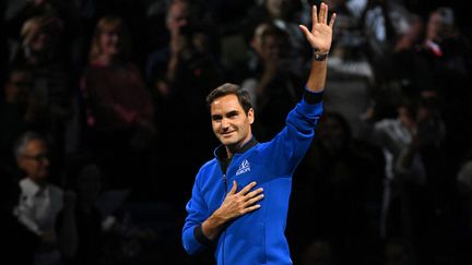 Le Suisse Roger Federer salue le public de l'O2 Arena de Londres avant de disputer le dernier match de sa carrière, vendredi 23 septembre, lors de la Laver Cup 2022. (GLYN KIRK / AFP)