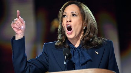 La candidate à la présidentielle américaine Kamala Harris, lors de la clôture de la convention démocrate à Chicago (Etats-Unis), le 22 août 2024. (ANDREW CABALLERO-REYNOLDS / AFP)