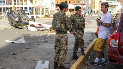 Des militaires&nbsp;Royal Marines&nbsp;britanniques parlent avec un habitant de Tortola dans les Iles Vierges britanniques, le 10 septembre 2017. (AFP PHOTO / CROWN COPYRIGHT 2017 / LPHOTO JOEL ROUSE)