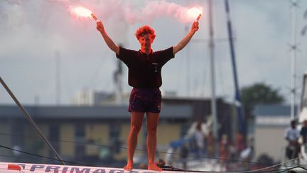 Le navigateur franco-suisse Laurent Bourgnon apr&egrave;s sa victoire dans la Route du rhum, en 1994, &agrave; Pointe-&agrave;-Pitre, en Guadeloupe. (PHILIPPE MILLEREAU / AFP)