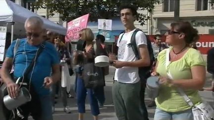 Des manifestants prennent part à un concert de casseroles contre la réforme du Code du travail, le 30 septembre 2017 à Marseille. (FRANCEINFO)