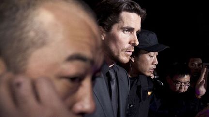 L&#039;acteur britannique Christian Bale arrive, escorté par des gardes, à l&#039;avant-première à Pékin du dernier film de Zhang Yimou, &quot;Les Fleurs de la guerre&quot; (12 décembre 2012)
 (Andy Wong / AP / SIPA)