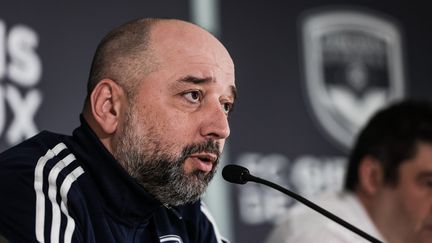 Le président des Girondins de Bordeaux, Gérard Lopez, s'exprime lors d'une conférence de presse au centre d'entraînement du Haillan, le 7 juillet 2022.&nbsp; (THIBAUD MORITZ / AFP)