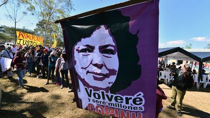 Des militants écologistes participent à une cérémonie à la veille du troisième anniversaire du meurtre de l'écologiste hondurienne Berta Caceres à La Esperanza (Honduras) le 2 mars 2019. - Elle a été tuée pour s'être opposée à la construction d'un barrage hydroélectrique sur une rivière. (ORLANDO SIERRA / AFP)