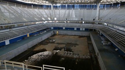 Le bassin de natation utilisé pour les Jeux olympiques d’été à Rio de Janeiro (Brésil) en 2016, a été abandonné quelques mois après les Jeux. Il est photographié, ici, le 9 février 2017.  (PILAR OLIVARES / REUTERS)