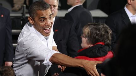 J-3 #TEAMOBAMA Le pr&eacute;sident sortant Barack Obama salue la foule avant de monter sur sc&egrave;ne &agrave; Mentor (Ohio), le 3 novembre 2012. (JASON REED / REUTERS)