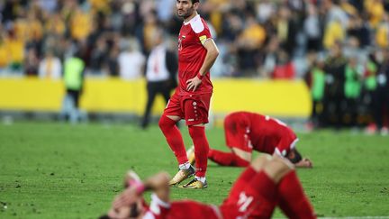 Fahad Youssef, abattu au milieu de ses coéquipiers, prostrés au sol après la défaite de la Syrie face à l'Australie (1-2) (MARK METCALFE / GETTY IMAGES ASIAPAC)