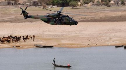 Le président français, Emmanuel Macron, survole Gao en hélicoptère, le 19 mai 2017, dans le nord du Mali où il souhaite voir le Canada contribuer aux opérations de maintien de la paix. (CHRISTOPHE PETIT TESSON/POOL/AFP)