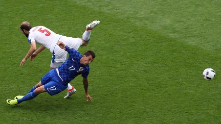 &nbsp; (Mario Mandzukic (Croatie) devant Roman Hubnik (République Tchèque), vendredi à Saint-Etienne. © Tomasz Jastrzebowski/Foto Olimpik/SIPA)