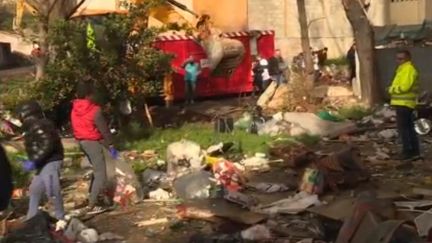 La cité Corot, dans les quartiers nord de Marseille (Bouches-du-Rhône), est une véritable poubelle à ciel ouvert selon les habitants et les élus de la ville. Une grande opération de nettoyage vient d'y être organisée. (France 3)