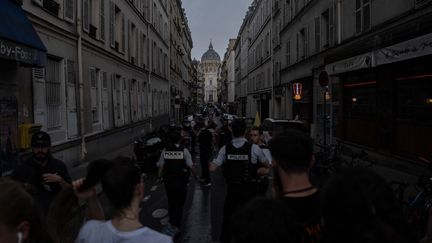 Les rues étaient bloquées dans le 5e arrondissement de Paris après l'explosion d'un immeuble rue Saint-Jacques, le 21 juin 2023. (NOEMIE COISSAC / HANS LUCAS / AFP)