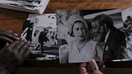 La&nbsp;reine Elizabeth II est avec le premier président kényan, Mzee Jomo Kenyatta, à Nairobi, sur une photo prise par Mohamed Amin (KABIR DHANJI / AFP)