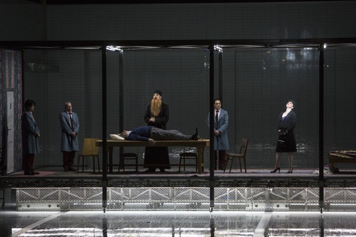 "Lady Macbeth de Mzensk" : les obèques du vieux tyran, un moment d'une grande poésie. (Bernd Uhlig / Opéra national de Paris)