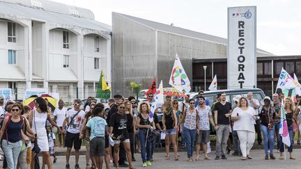 Manifestation en Guyane devant le rectorat de Cayenne le 27 mars 2017. (JODY AMIET / AFP)