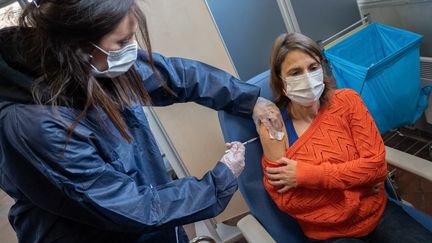 Une femme se fait vacciner, le 6 janvier 2020 à Nantes (Loire-Atlantique). (ESTELLE RUIZ / HANS LUCAS / AFP)