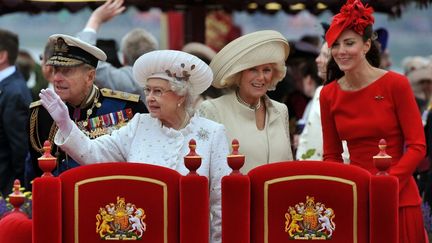 La reine Elizabeth II, la duchesse de Cornouaille,&nbsp;Camilla, et Catherine,&nbsp;la duchesse de Cambridge, lors du jubil&eacute; de la reine, le 3 juin 2012, &agrave; Londres (Royaume-Uni). (JOHN STILLWELL / POOL)