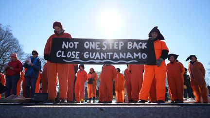 Des manifestants devant la Maison Blanche, à Washington, militent pour la fermeture de la prison de Guantanamo, le 11 janvier 2016. (MANDEL NGAN / AFP)