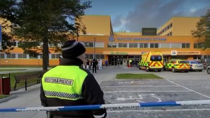 Une fusillade a éclaté, mardi 10 décembre, dans un hôpital tchèque. Le tireur a tué six personnes avant de se suicider. (france 2)