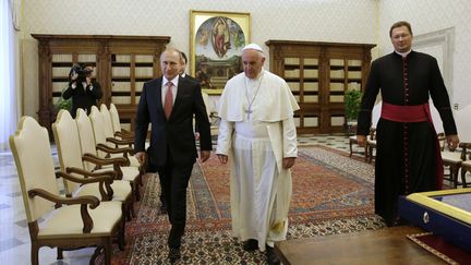 Vladimir Poutine et le pape François au Vatican, en 2015.&nbsp; (GREGORIO BORGIA / POOL)