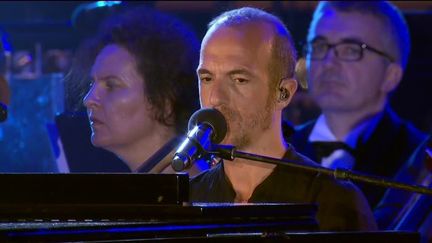 Calogero, vendredi 14 juillet 2017 lors du concert organisé en hommage aux victimes de l'attentat de Nice survenu un an plus tôt. (FRANCE 3)