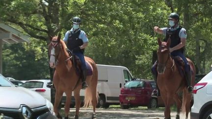 Port du masque : les gendarmes patouillent à cheval dans les Landes