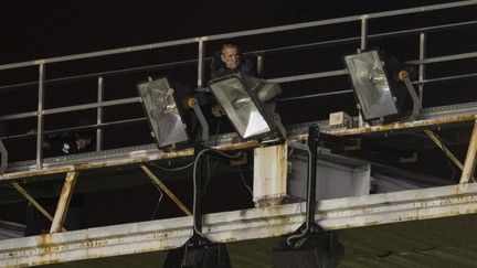 Un technicien tente de réparer les projecteurs endommagés (DANI POZO / AFP)