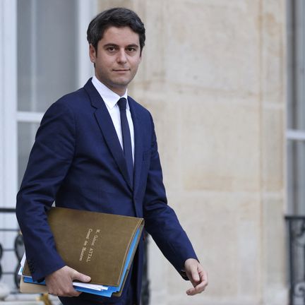 Gabriel Attal, sur le perron de l'Elysée, le 20 décembre 2023. (LUDOVIC MARIN / AFP)