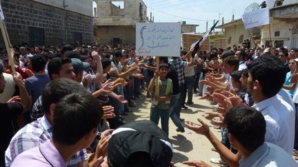 Manifestation contre le pr&eacute;sident Bachar Al-Assad dans les rues de&nbsp;Houla (Syrie), le 25 mai 2012. (SHAAM NEWS NETWORK / REUTERS)