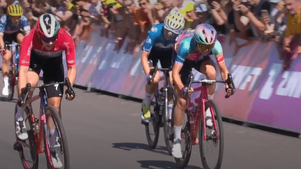 Blanka Vas (SD Worx-Protime) s'impose au sprint lors de la 5e étape du Tour de France femmes à Amnéville (Moselle) devant la Polonaise Katarzyna Niewiadoma (Canyon-Sram), le 15 août 2024. (Capture d'écran France.tv)