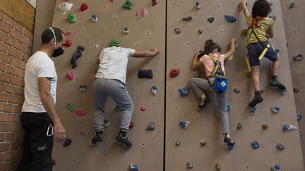 La pratique de l'escalade permet à Mazen (g) de mieux vivre son autisme.  (ADELINEMONNIER)