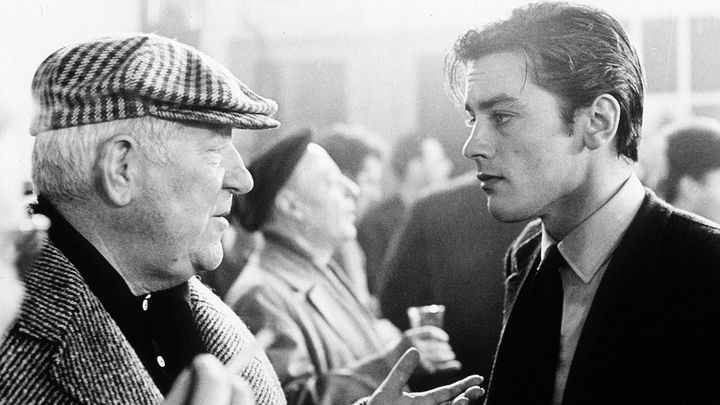 Jean Gabin et Alain Delon sur le tournage de "Mélodie en sous-sol" d'Henri Verneuil, en 1963. (DALMAS / SIPA)