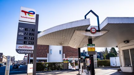 Une station essence de TotalEnergies, le 26 février 2023 à Abbeville (Somme). (AMAURY CORNU / HANS LUCAS / AFP)